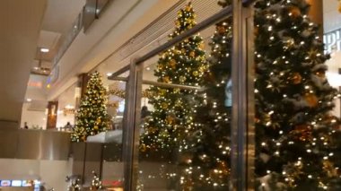 Nürnberg, Almanya - 1 Aralık 2018: Kamera güzel dekore edilmiş Noel ağaçları geçmiş yürüyen merdiven ile alışveriş merkezinde iner. Alışveriş merkezindeki Noel dekor