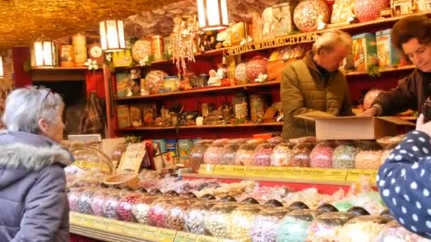 Nuremberg, Alemanha - 1 de dezembro de 2018: Vários pirulitos redondos no balcão do mercado de Natal europeu. Nomes de doces alemães. Vidros redondos doces em frascos de vidro, doces doces coloridos e mistos — Vídeo de Stock