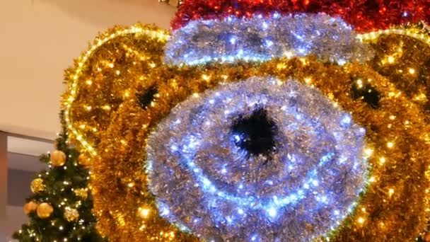 Nürnberg, Deutschland - 1. Dezember 2018: Schön dekoriert mit Girlanden ein großer Weihnachtsbär mit rotem Weihnachtsmann-Hut in Einkaufszentrum oder Einkaufszentrum — Stockvideo
