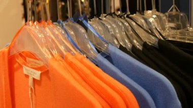 Nürnberg, Almanya - 3 Aralık 2018: çeşitli giyim askıları bir giyim mağazasında alışveriş merkezi veya alışveriş merkezi içinde asılı