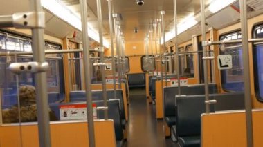 Nürnberg, Almanya - 3 Aralık 2018: Metro araba metro trenleri içinde neredeyse boş. Yazıtlar Almanca.