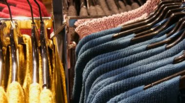 Nürnberg, Almanya - 3 Aralık 2018: moda siyah askı bir giyim mağazasında alışveriş merkezi veya alışveriş merkezi içinde asılı çeşitli şık örme çok renkli kazak