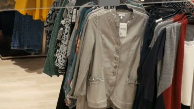 Çeşitli çok renkli Bayan Giyim Askıları bir giyim mağazasında alışveriş merkezi veya alışveriş merkezi içinde asılı