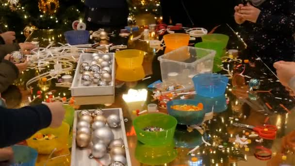 Nuremberg, Alemania - 1 de diciembre de 2018: Los niños se preparan para la Navidad y el Año Nuevo haciendo artesanías juguetes de árbol de Navidad. Los niños se divierten en el centro comercial o centro comercial . — Vídeo de stock