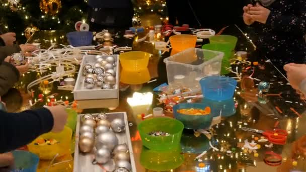 Nuremberg, Alemania - 1 de diciembre de 2018: Los niños se preparan para la Navidad y el Año Nuevo haciendo artesanías juguetes de árbol de Navidad. Los niños se divierten en el centro comercial o centro comercial . — Vídeos de Stock