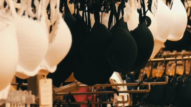 Nuremberg, Alemania - 1 de diciembre de 2018: Hermosa ropa interior femenina elegante en la tienda de lencería en el centro comercial — Vídeo de stock