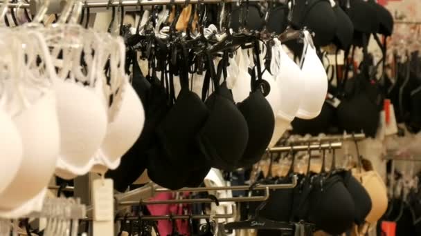 Nuremberg, Alemania - 1 de diciembre de 2018: Hermosa ropa interior femenina elegante en la tienda de lencería en el centro comercial — Vídeos de Stock