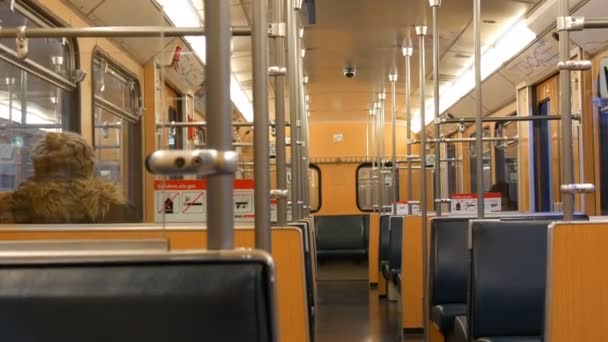 Нюрнберг, Німеччина - 3 грудня 2018: Майже порожній автомобіля метро метро поїздів всередині. Написи на німецькій мові. — стокове відео