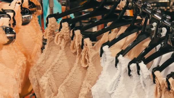 Nuremberg, Allemagne - 1 décembre 2018 : Magnifiques sous-vêtements élégants pour femmes en magasin de lingerie dans le centre commercial — Video