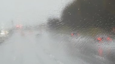 Yakın çekim shot yağmur damlaları ve çizgiler penceresinde hareketli otobüs otoyol ile derin sonbaharda od