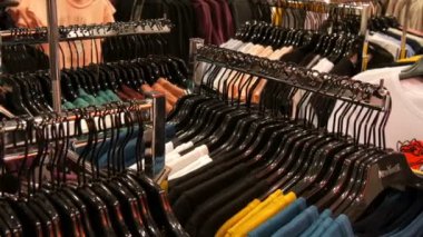 Nürnberg, Almanya - 3 Aralık 2018: çeşitli giyim moda siyah askı bir giyim mağazasında alışveriş merkezi veya alışveriş merkezi içinde asılı