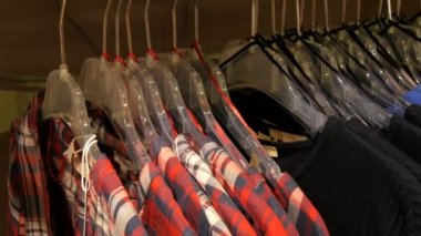 Nürnberg, Almanya - 3 Aralık 2018: çeşitli giyim askıları bir giyim mağazasında alışveriş merkezi veya alışveriş merkezi içinde asılı