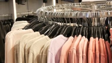 Çeşitli şık örme çok renkli kazak moda siyah Askı Giyim Mağazası bir alışveriş merkezi ya da alışveriş merkezi asılı olan bir büyük yuvarlak askı üzerinde görünümü kapatın