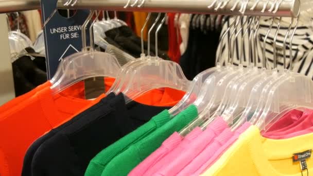 Nuremberg, Allemagne - 3 décembre 2018 : Différents vêtements suspendus à des cintres dans un magasin de vêtements dans un centre commercial ou un centre commercial — Video