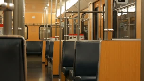 Нюрнберг, Німеччина - 3 грудня 2018: Майже порожній автомобіля метро метро поїздів всередині. Написи на німецькій мові. — стокове відео