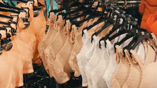 Nuremberg, Allemagne - 1 décembre 2018 : Magnifiques sous-vêtements élégants pour femmes en magasin de lingerie dans le centre commercial — Video