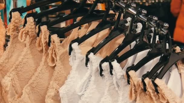 Nürnberg, Duitsland - December 1, 2018: Mooie elegante womens ondergoed in lingerie winkel in het winkelcentrum — Stockvideo
