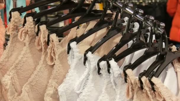 Nürnberg, Deutschland - 1. Dezember 2018: Schöne elegante Damenunterwäsche im Dessousladen im Einkaufszentrum — Stockvideo