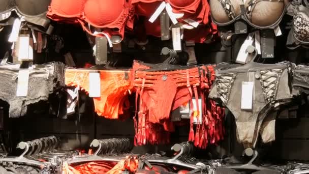 Nuremberg, Alemanha - 1 de dezembro de 2018: Bonita roupa interior sexy elegante das mulheres na loja de lingerie no centro comercial — Vídeo de Stock