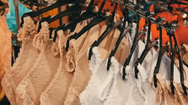 Nuremberg, Alemania - 1 de diciembre de 2018: Hermosa ropa interior femenina elegante en la tienda de lencería en el centro comercial — Vídeos de Stock