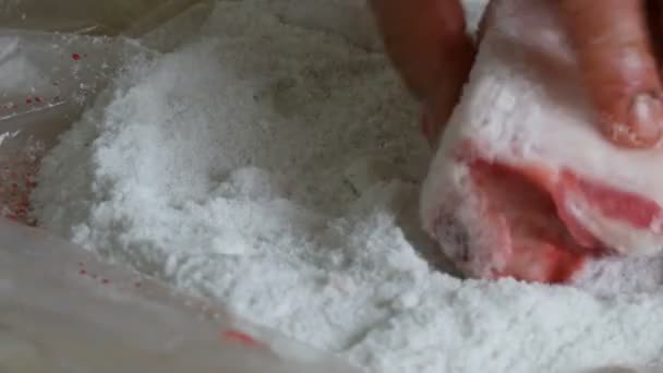 男屠夫用脂肪包裹大块猪肉，用盐包裹皮肤 — 图库视频影像