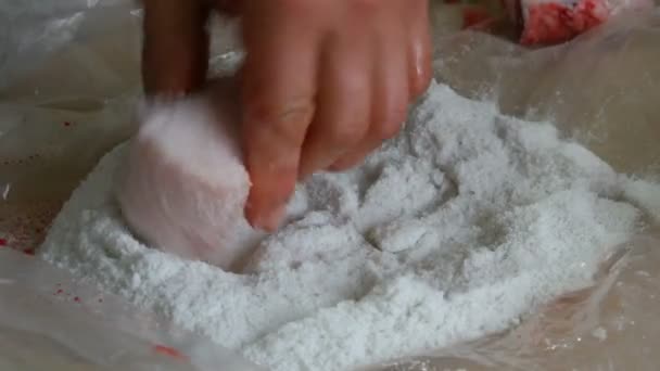 Boucher mâle enveloppe de gros morceaux de porc dans la graisse et la peau avec du sel — Video
