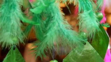 Rüzgarda sway bir dreamcatcher yeşil tüyleri