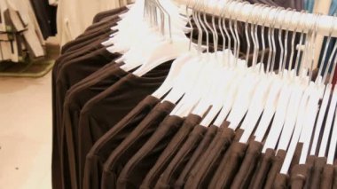 Büyük yuvarlak askı asılı giyim alışveriş merkezi veya alışveriş merkezi bir giyim mağazasında stand