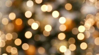 Altın gümüş ve beyaz renkli Noel çelenk bulanık ışıkları
