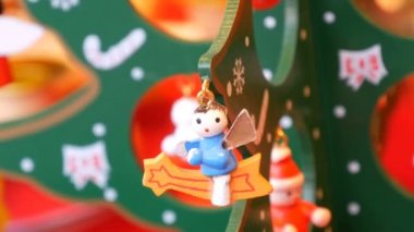 Güzel ahşap ile Noel ağacı, oyuncak ve ucunda. Noel ve yeni yıl için dekor