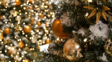 Büyük altın ve gümüş ile güzel dekore edilmiş Noel ağacı topları, yıldız, çelenk ve yapay kar yakın görünümü kadar alışveriş merkezinde duruyor