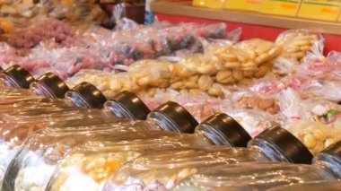 Çeşitli Avrupa Noel pazarının sayaçta lolipop yuvarlak. Alman şeker adları. Cam kavanozlar, renkli ve karışık tatlı şeker yuvarlak sweets cam