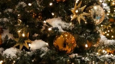 Büyük altın ve gümüş ile güzel dekore edilmiş Noel ağacı topları, yıldız, çelenk ve yapay kar yakın görünümü kadar alışveriş merkezinde duruyor