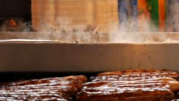 Mercado Navidad Salchichas Nacionales Alemanas Asan Parrilla Lado Bollos Las — Vídeo de stock