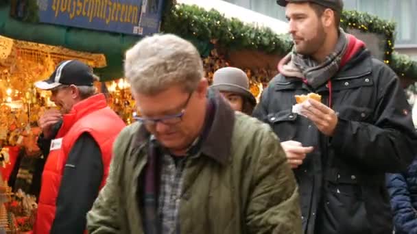 Norimberga, Germania - 1 dicembre 2018: Una folla di persone in giro per il mercato di Natale in Europa — Video Stock