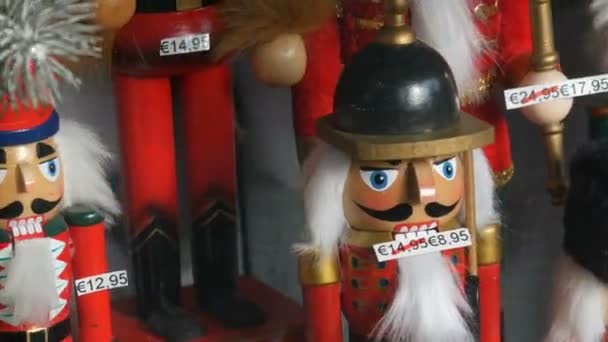 Figuras de madeira de nutcrackers conto de fadas e corujas brancas girando na janela do mercado de Natal com uma etiqueta de preço e desconto — Vídeo de Stock