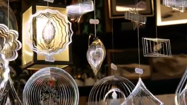 Nouvel An et décor de Noël, figures cinétiques intéressantes de moulins à vent de différentes formes et tailles, qui se balancent dans le vent sur le comptoir du marché de Noël en Allemagne — Video