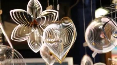Yeni yıl ve Noel dekor, çeşitli şekil ve boyutlarda, üstünde belgili tanımlık sayaç Almanya'da Noel pazarının rüzgarda sway kinetik yel değirmenleri rakamlar ilginç