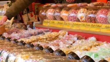 Çeşitli Avrupa Noel pazarının sayaçta lolipop yuvarlak. Alman şeker adları. Cam kavanozlar, renkli ve karışık tatlı şeker yuvarlak sweets cam