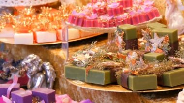 Güzel renkli çeşitli el yapımı sabun raflarında çeşitli form ve Noel piyasada boyutu paketlenmiş