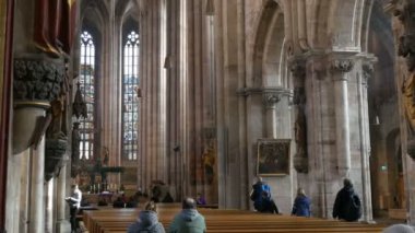 Nürnberg, Almanya - 1 Aralık 2018: görünüm Nuremberg of St. Lorenz Kilisesi içinde. Ortaçağ kilise eski uzun boylu sütun hangi turist yürümek yakın: