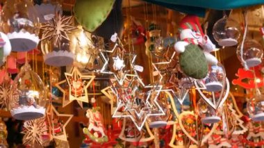 Metal, ahşap, çeşitli şekil ve boyutlarda rüzgarda sway dan Noel süsleri güzel çeşitli. Noel ve yeni yıl dekor Pazar Counter