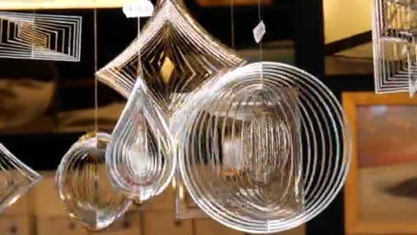 Yeni yıl ve Noel dekor, çeşitli şekil ve boyutlarda, Almanya'da Noel pazarının sayaçta rüzgarda sway kinetik yel değirmenleri rakamlar ilginç — Stok video