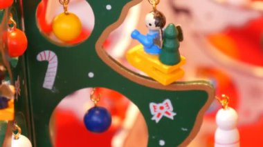 Güzel ahşap ile Noel ağacı, oyuncak ve ucunda. Noel ve yeni yıl için dekor