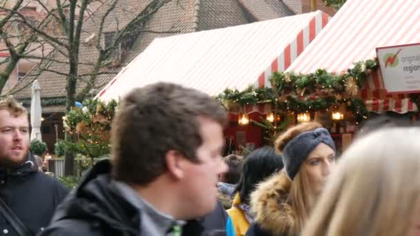 ニュルンベルク, ドイツ - 2018 年 12 月 1 日: ヨーロッパのクリスマス マーケットを歩いて人々 の群衆 — ストック動画
