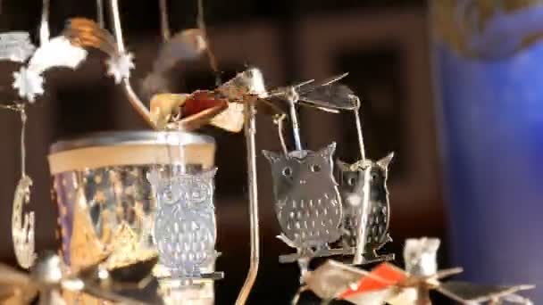 Hermosos molinos de viento cinéticos metálicos candelabros de diversas formas, tamaños y patrones influyen en el viento. Danza de sombras y luz. Rayos o resplandor del sol reflejado — Vídeo de stock