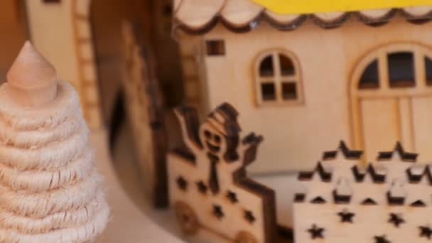 Houten speelgoed huis in welke houten locomotief rijdt van Kerstmis. Nieuwjaar en Kerstmis decor — Stockvideo