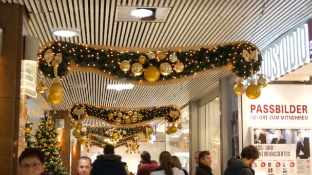 Norimberk, Německo – 1. prosince 2018: Krásné vánoční dekorace obchodního centra, kde zákazníci chodit — Stock video