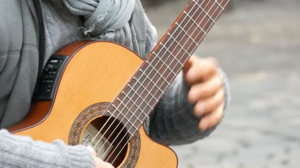 Nuremberg, Alemanha - 1 de dezembro de 2018: Profissional de guitarra de rua tocando habilmente guitarra acústica na rua. Mãos de guitarrista tocando uma guitarra de madeira — Vídeo de Stock