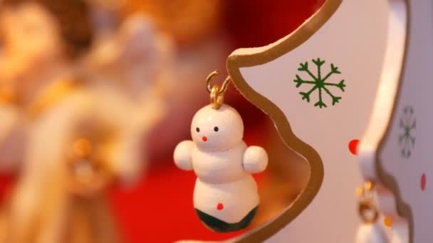 Piękny drewniany Choinka, z zabawkami na końcu. Dekoracje na Boże Narodzenie i nowy rok — Wideo stockowe